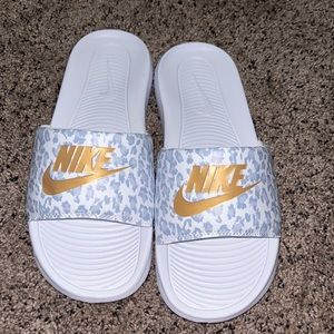Women’s 8 Nike slides